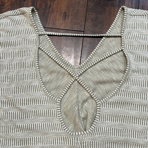 Daytrip Women’s Twisted Front Top - Picture 6 of 10